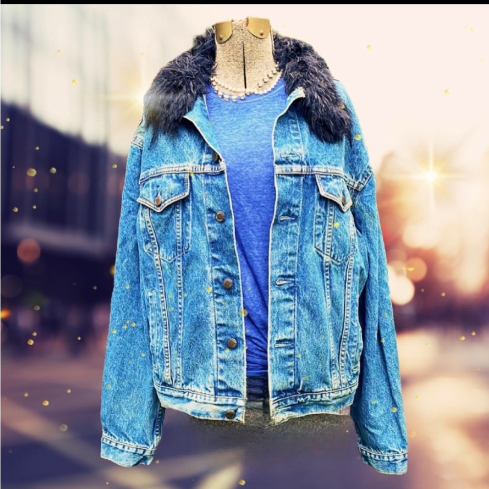 GAZEBO DISTRESSED DENIM JEAN JACKET W/ FAUX FUR TRIM  -L - 🔥💙